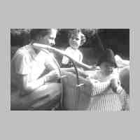 011-0103  Irmgart von Randow mit ihrem Neffen Klaus, ihrem Sohn Ernst-Albrecht und ihrem Neffen Wolf-Dietrich 1936..jpg